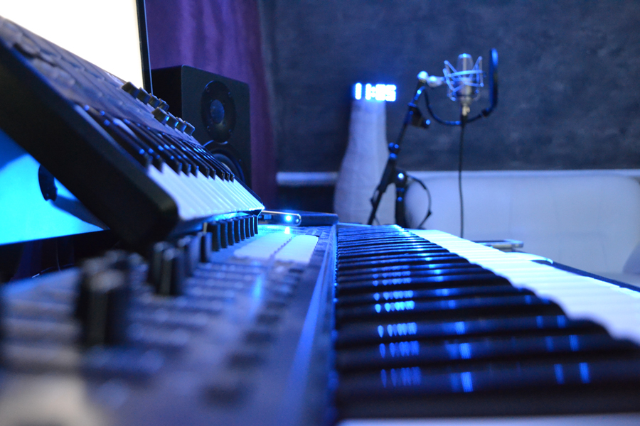 Claviers et microphone dans le studio StudioCall